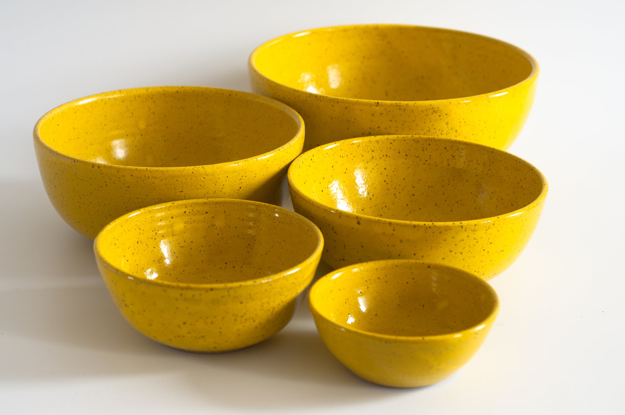 New Avon Busy Bee Yellow Mixing outlets Bowls Set